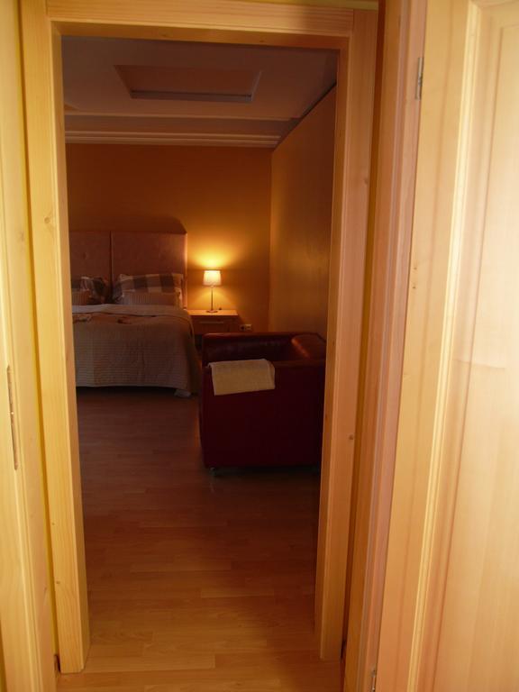 Apartments And Suites Кремница Номер фото